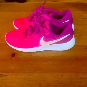 Gently worn cross training show, size 5.5 Y (fits 6.5-7 Women).